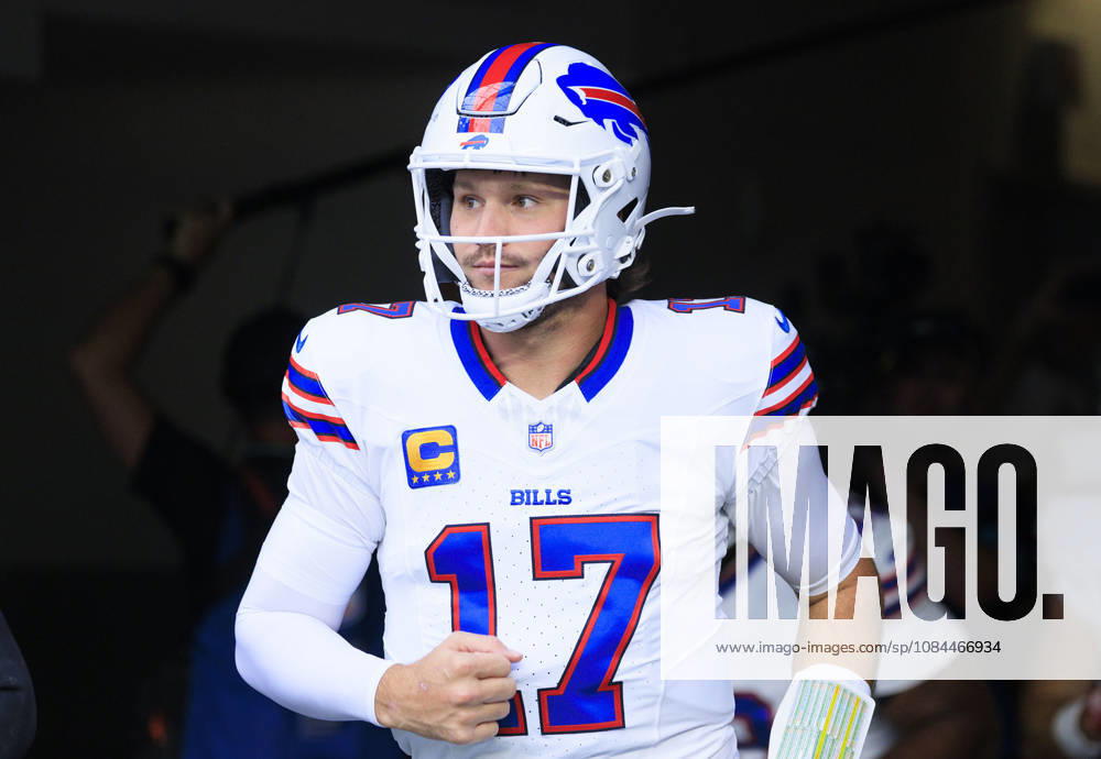 17 Josh Allen, QB of the Buffalo Bills during the pregame prior to their regular NFL, American Football Herren, USA season game against the Los Angeles Rams on Monday October 12, 2026 at SoFi Stadium in Inglewood, California. ARIANA RUIZ PI Inglewood USA - ZUMAp124 20261012_zaa_p124_003