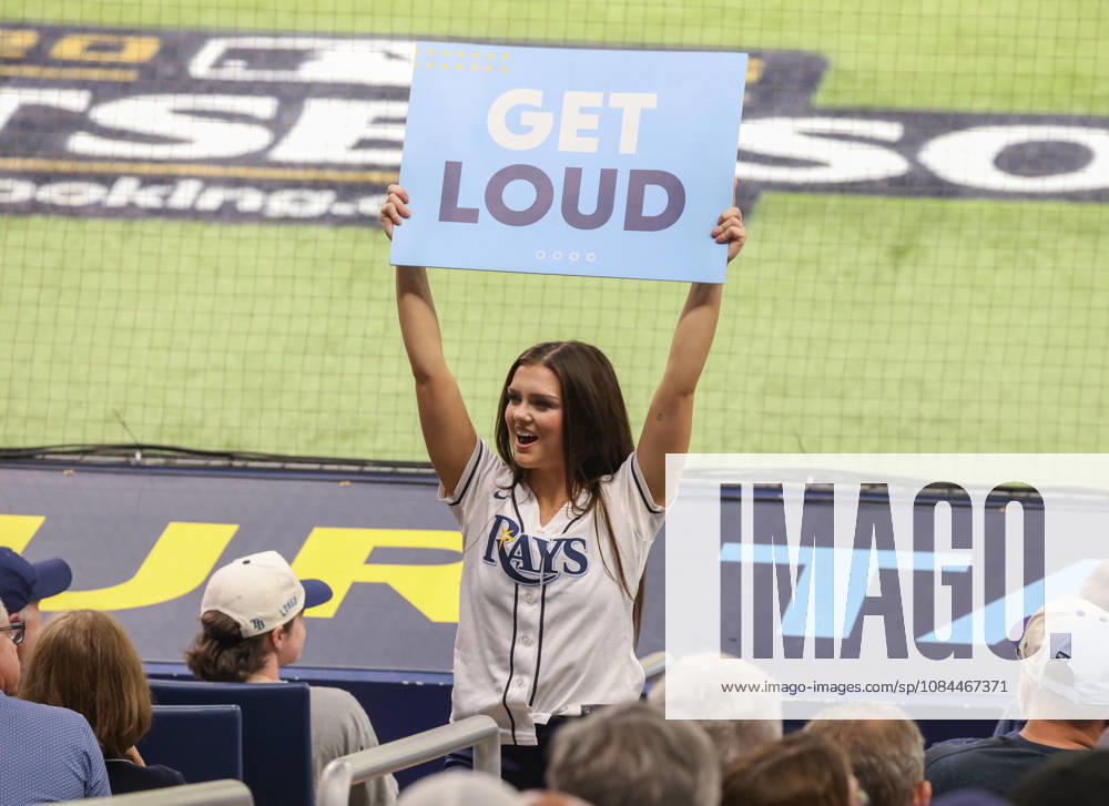 A Tampa Bay Ray cheerleader gets the crowd pumped up as the Rays play the Cleveland Guardians in game one of the MLB, Baseball Herren, USA American League Championship Series playoff at Raymond James Stadium in Tampa, Florida, on Monday, October 12, 2026. TPB20261012709 GARYxBOGDON