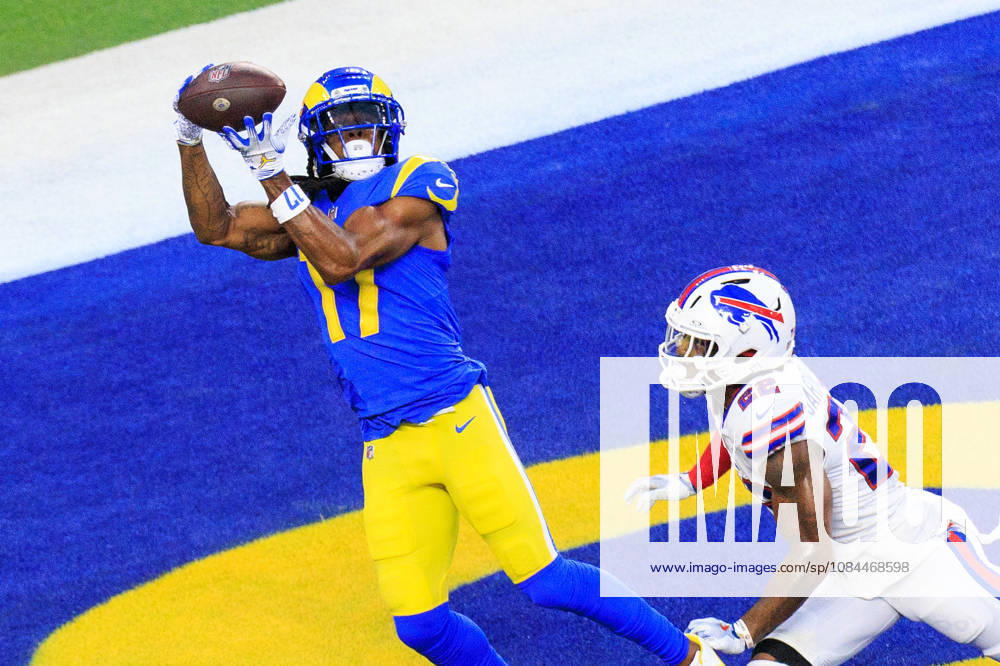 17 Davante Adams, WR for the Los Angeles Rams, makes a touchdown catch ahead of 22 C.J. Gardner-Johnson, S for the Buffalo Bills, during a regular-season NFL, American Football Herren, USA game on Monday, October 12, 2026, at SoFi Stadium in Inglewood, California. JAVIER ROJAS PI Rams Vs. Bills - ZUMAp124 20261012_zaa_p124_018