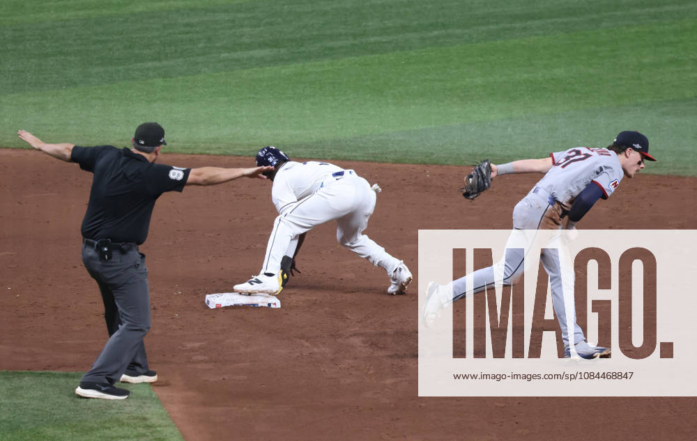 Tampa Bay Rays Cedric Mullins (31) safely steals second past Cleveland Guardians second baseman Travis Bazzana (37) in the sixth inning in game one of the MLB, Baseball Herren, USA American League Championship Series playoff at Raymond James Stadium in Tampa, Florida, on Monday, October 12, 2026. TPB20261012712 GARYxBOGDON