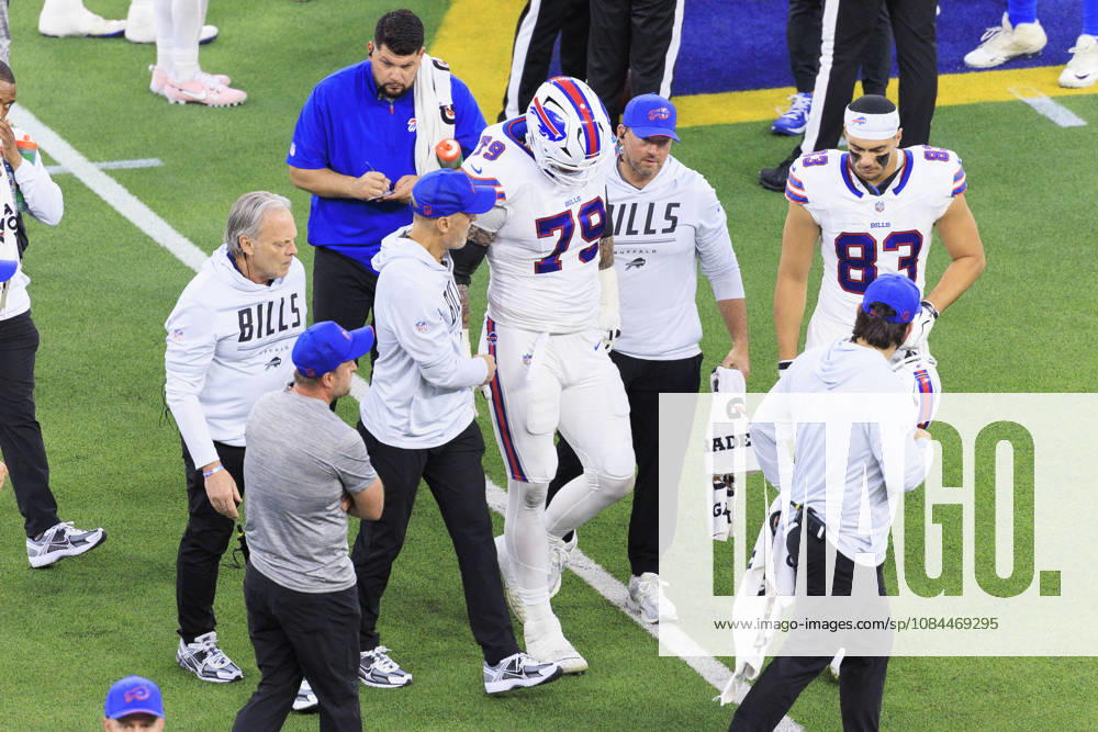 79 Spencer Brown, OT of the Buffalo Bills walks off the field after an injury during their regular NFL, American Football Herren, USA season game against the Los Angeles Rams on Monday October 12, 2026 at SoFi Stadium in Inglewood, California. ARIANA RUIZ PI Inglewood USA - ZUMAp124 20261012_zaa_p124_034
