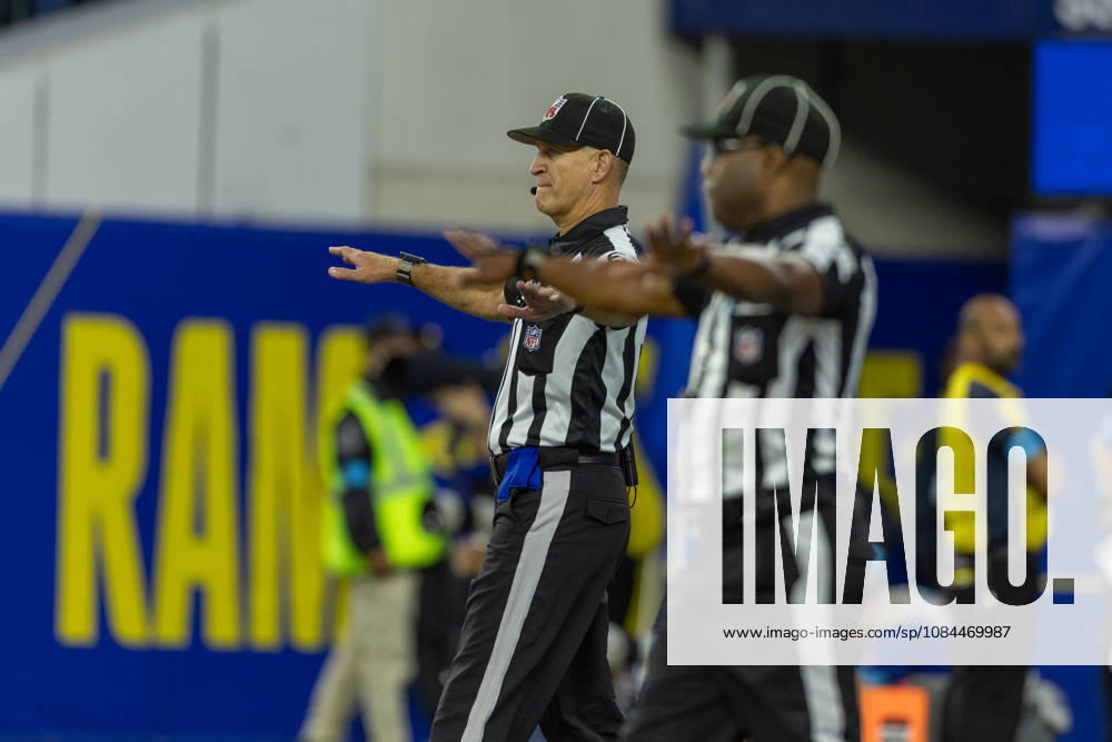 INGLEWOOD, CA - OCTOBER 12: Referees indicate a field is no good during an NFL, American Football Herren, USA game between the Buffalo Bills and the Los Angeles Rams on October 12, 2026, at SoFi Stadium in Inglewood, California. (Photo by Greg Fiore Icon Sportswire) NFL: OCT 12 Bills at Rams Icon2610123177