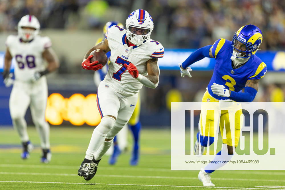 INGLEWOOD, CA - OCTOBER 12: Ray Davis 7 of the Buffalo Bills carries the ball for a touchdown in the second half of an NFL, American Football Herren, USA game between the Buffalo Bills and the Los Angeles Rams on October 12, 2026, at SoFi Stadium in Inglewood, California. (Photo by Greg Fiore Icon Sportswire) NFL: OCT 12 Bills at Rams Icon2610123708