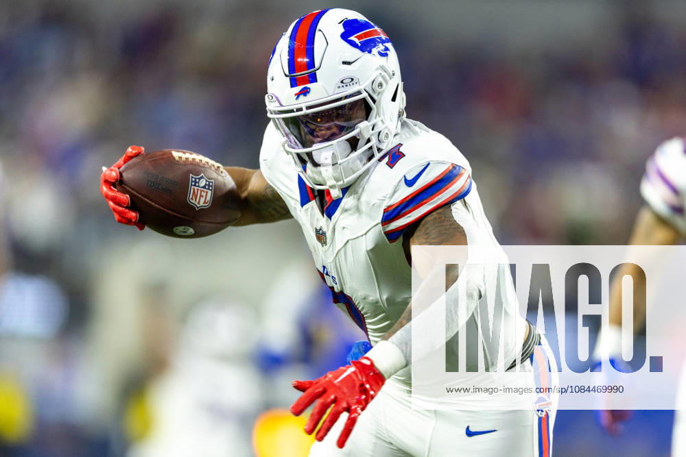 INGLEWOOD, CA - OCTOBER 12: Ray Davis 7 of the Buffalo Bills carries the ball for a touchdown in the second half of an NFL, American Football Herren, USA game between the Buffalo Bills and the Los Angeles Rams on October 12, 2026, at SoFi Stadium in Inglewood, California. (Photo by Greg Fiore Icon Sportswire) NFL: OCT 12 Bills at Rams Icon2610123738