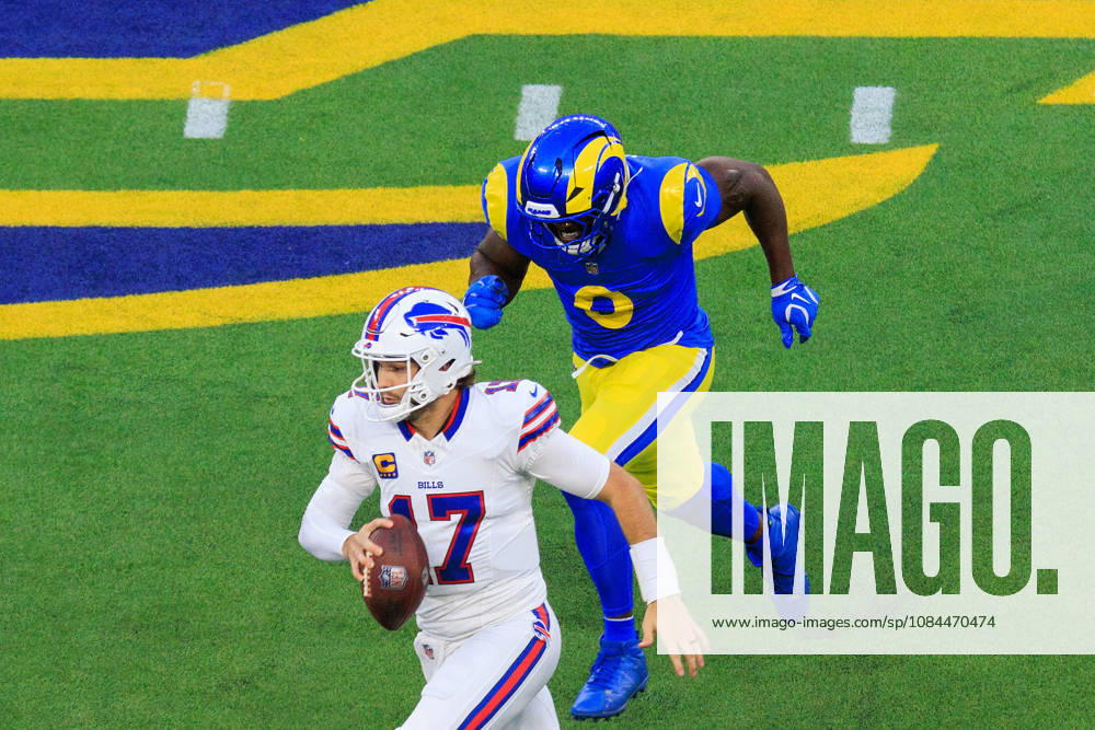 0 Byron Young, OLB of the Los Angeles Rams goes after 17 Josh Allen, QB of the Buffalo Bills as he scrambles with the ball during a regular NFL, American Football Herren, USA game against the Buffalo Bills on Monday October 12, 2026 at SoFi Stadium in Inglewood, California. Rams lose to Bills, 34-37 in overtime. JAVIER ROJAS PI Inglewood USA - ZUMAp124 20261012_zaa_p124_047