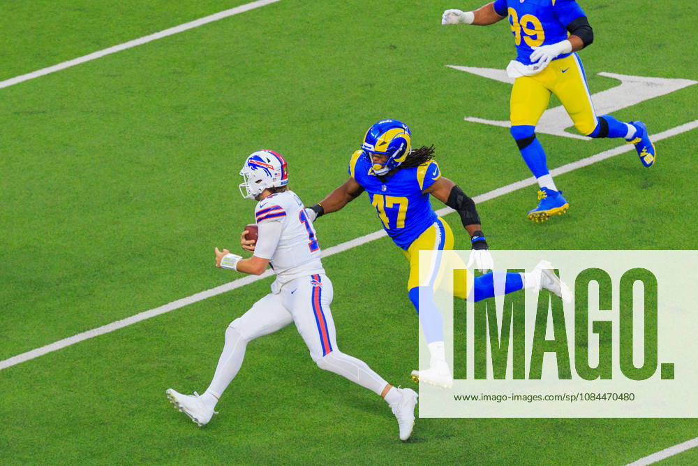 47 Wesley Bailey, OLB of the Los Angeles Rams goes after 17 Josh Allen, QB of the Buffalo Bills as he scrambles with the ball during a regular NFL, American Football Herren, USA game against the Buffalo Bills on Monday October 12, 2026 at SoFi Stadium in Inglewood, California. Rams lose to Bills, 34-37 in overtime. JAVIER ROJAS PI Inglewood USA - ZUMAp124 20261012_zaa_p124_050