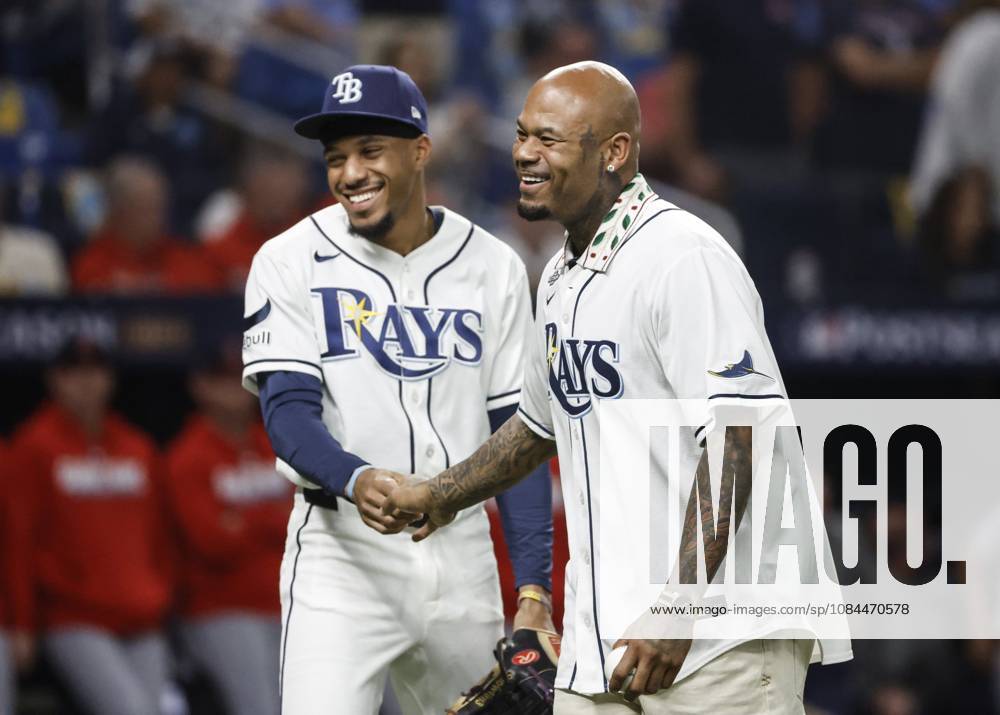 Former Major League Baseball outfielder Carl Crawford leaves the field after throwing the ceremonial first pitch before the start of Game 1 of the American League Championship Series between the Tampa Bay Rays and the Cleveland Guardians on Monday, Oct. 12, 2026, at Tropicana Field in St. Petersburg. Crawford played 15 seasons in MLB, Baseball Herren, USA from 2002 to 2016, including nine seasons with Tampa Bay, where he became known for his extraordinary speed, base stealing, and defensive ability. St. Petersburg USA - ZUMAs70_ 0869261731st