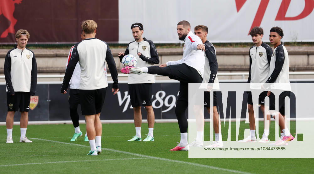 Germany, Stuttgart, VfB Stuttgart soccer practice, Jeff Chabot with the ball
