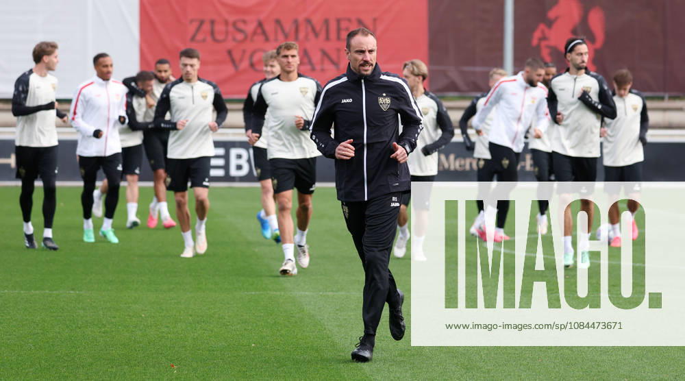 Germany, Stuttgart, VfB Stuttgart soccer practice, strength and conditioning coach Mathias Schiffers