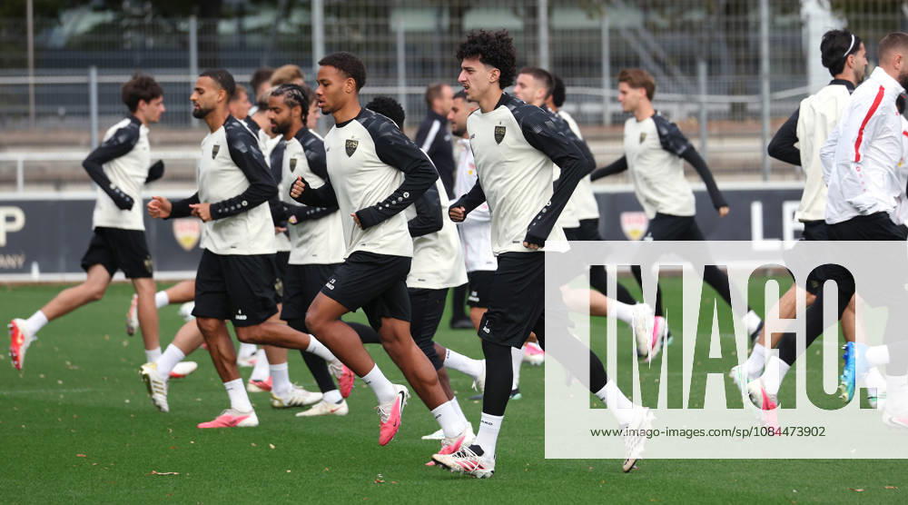 Germany, Stuttgart, VfB Stuttgart soccer practice; from left: Josha Vagnoman, Nicolas Nartey (VfB), Ameen Al Dakhil (VfB)