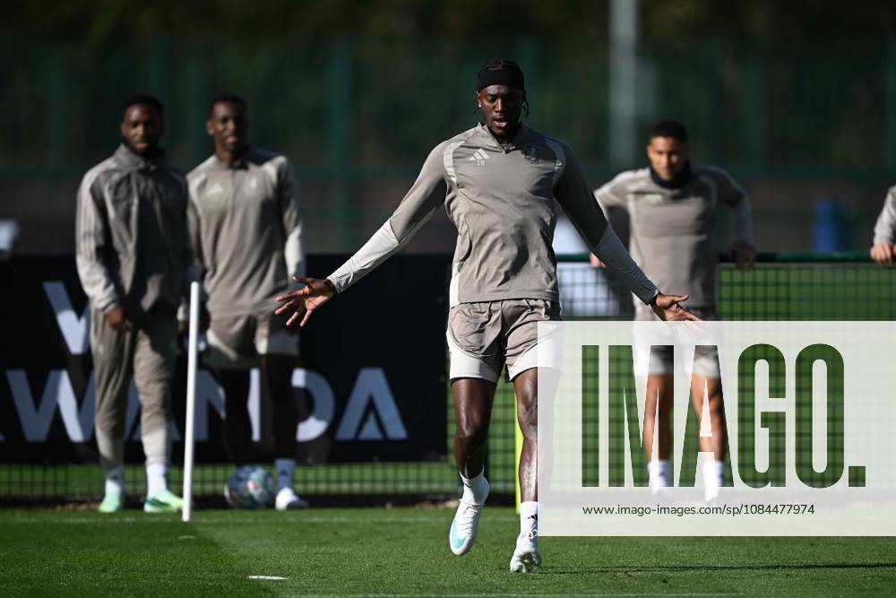 Aston Villa completes preparations for UCL clash against Fenerbahce TAMWORTH, UNITED KINGDOM - OCTOBER 13: Aston Villa team completes its preparations for the UEFA Champions League second matchday against Fenerbahce with a training session at the Bodymoor Heath Training Ground, in Tamworth, United Kingdom on October 13, 2026. Rasid Necati Aslim Anadolu Tamworth United Kingdom. Editorial use only. Please get in touch for any other usage.