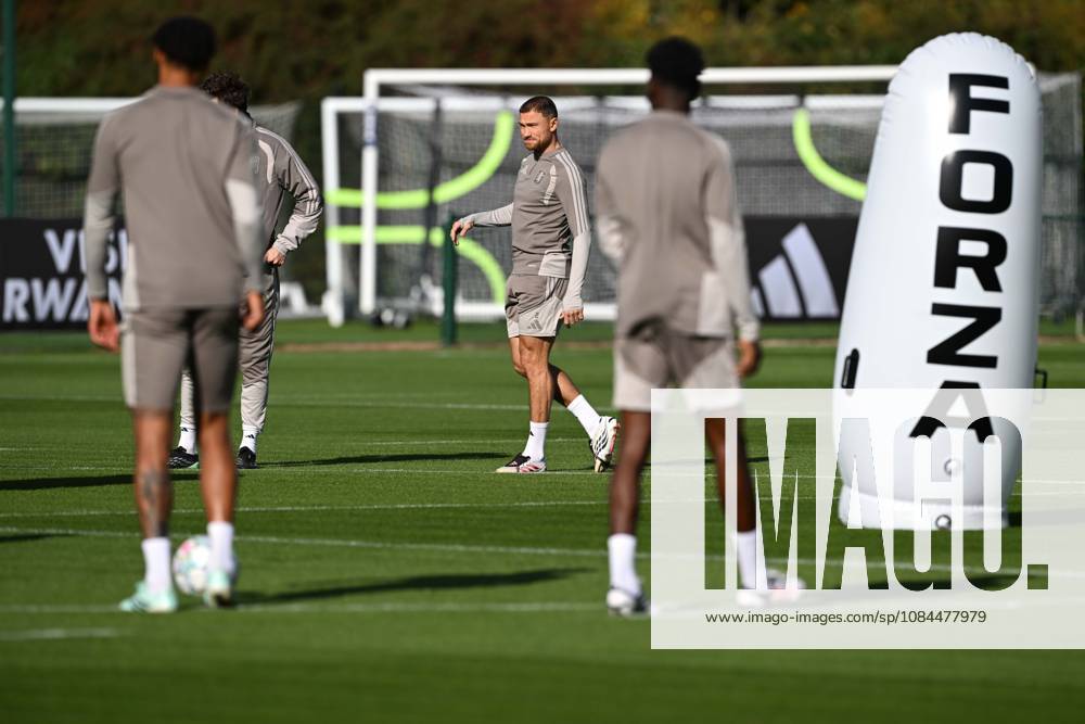 Aston Villa completes preparations for UCL clash against Fenerbahce TAMWORTH, UNITED KINGDOM - OCTOBER 13: Aston Villa team completes its preparations for the UEFA Champions League second matchday against Fenerbahce with a training session at the Bodymoor Heath Training Ground, in Tamworth, United Kingdom on October 13, 2026. Rasid Necati Aslim Anadolu Tamworth United Kingdom. Editorial use only. Please get in touch for any other usage.