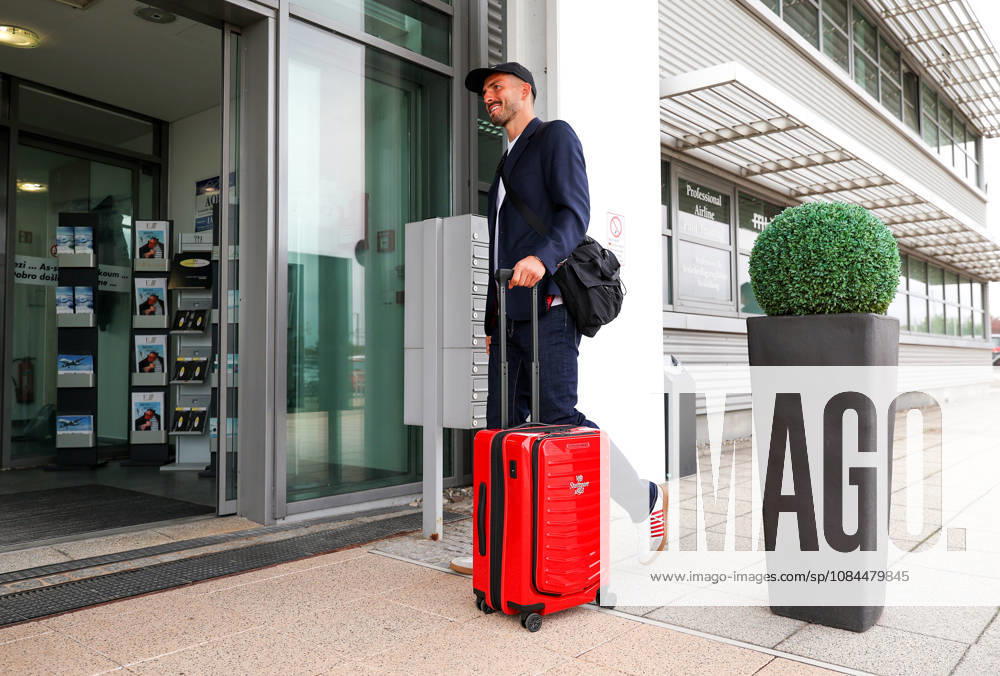 Stuttgart, Soccer: UEFA Champions League, 2026–2027 season, VfB Stuttgart flies to Bratislava, departure, Fabian Bredlow