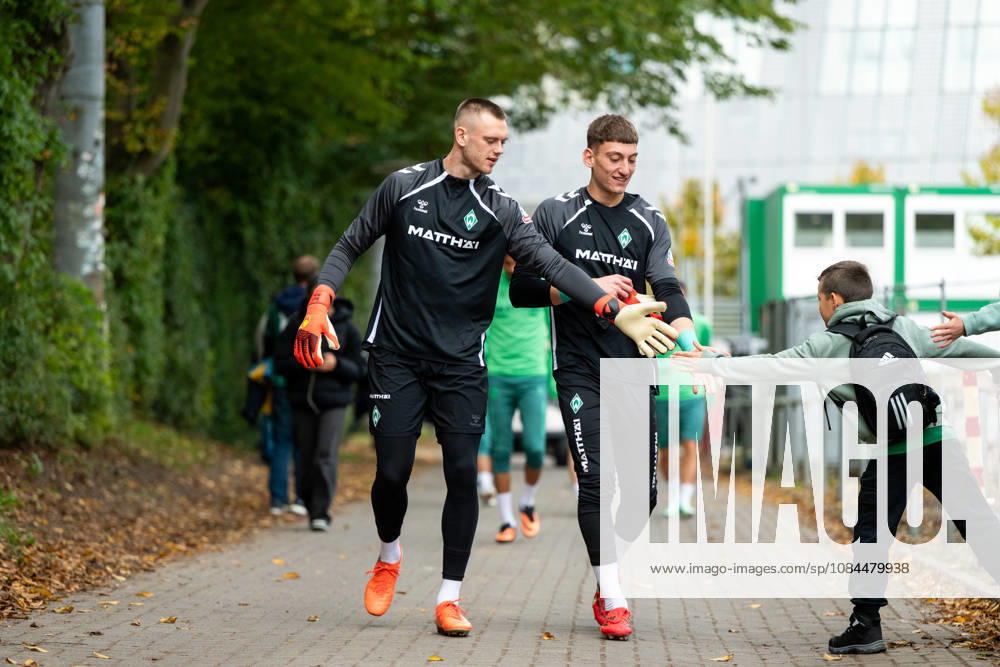 GER, Soccer, Men s, 1st Bundesliga, 2026–2027 season, Practice, SV Werder Bremen, Karl Hein, Werder Bremen, 01, Stefan Smarkalev, Bremen, 37, high-fiving a fan at the Werder Bremen training facility, Weserstadion, Bremen, Germany