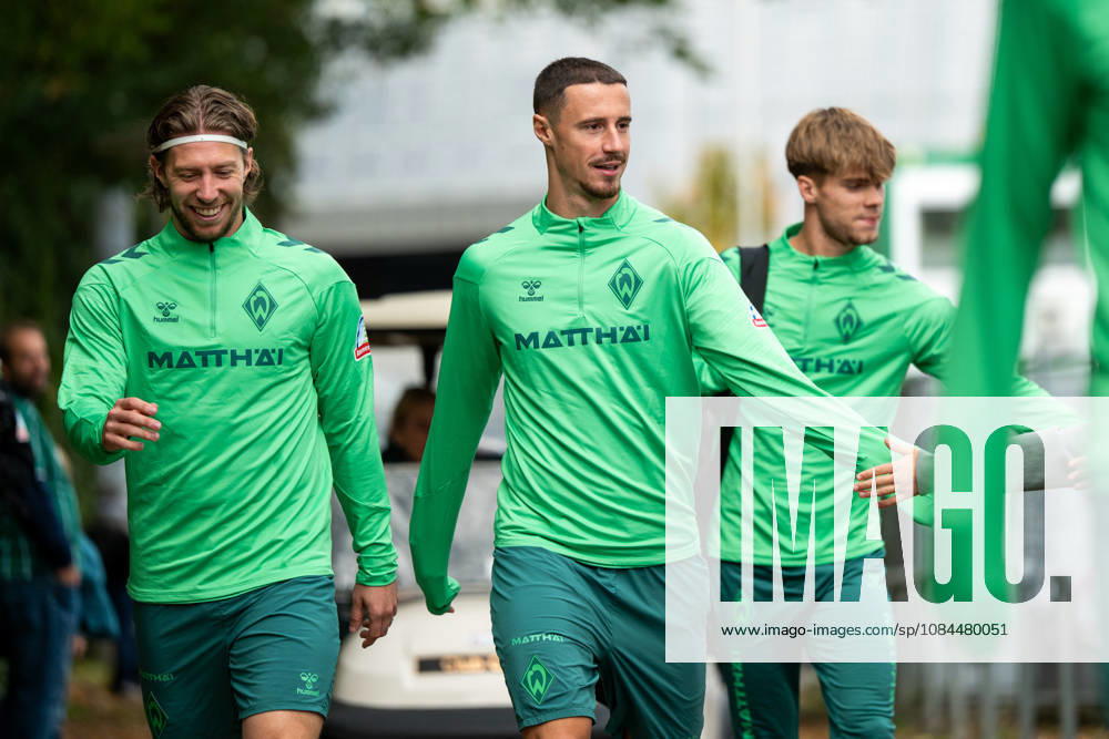 GER, Fussball, Herren, 1. Bundesliga, Saison 2026 2027, Training, SV Werder Bremen Mitchell Weiser ( Werder Bremen, 08 ), Marco Friedl ( Werder Bremen, 32 ), dahinter Mick Schmetgens ( Werder Bremen, 33 ), klatschen mit Fans ab Bremen Trainingsgelände Weserstadion Bremen Deutschland