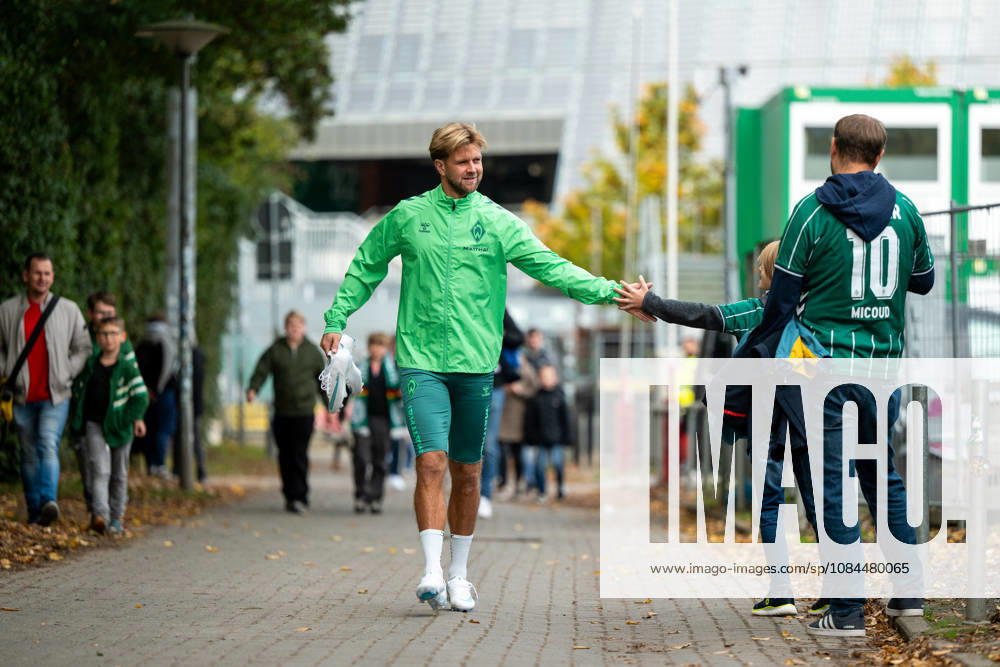 GER, Fussball, Herren, 1. Bundesliga, Saison 2026 2027, Training, SV Werder Bremen Niclas Füllkrug ( Werder Bremen, 10 ) klatscht mit Fans ab Bremen Trainingsgelände Weserstadion Bremen Deutschland