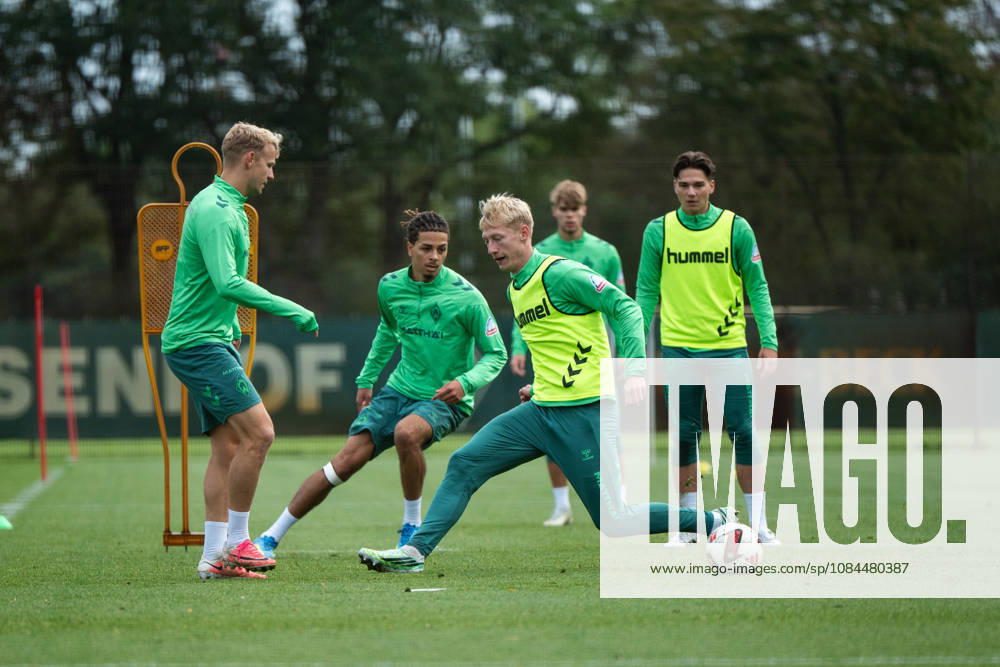 GER, Soccer, Men s, 1st Bundesliga, 2026–2027 season, Practice, SV Werder Bremen’s Oskar Wojcik (Bremen, No. 03) in a tackle with Marco Grüll (Werder Bremen, No. 17) at the Werder Bremen training facility at Weserstadion in Bremen, Germany