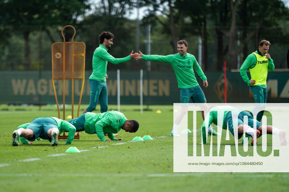 Germany, Soccer, Men s, Bundesliga 1, 2026–2027 Season, Training, SV Werder Bremen: Arthur (13) and the team are doing push-ups; behind them, Eren Dinkci (18) and Youri Regeer (44) are high-fiving at the Werder Bremen training facility, Weserstadion, Bremen, Germany