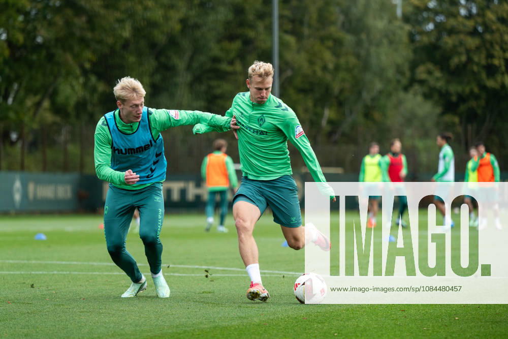 GER, Soccer, Men s, 1st Bundesliga, 2026–2027 season, Training, SV Werder Bremen Marco Grüll Werder Bremen, No. 17 with the ball in a tackle with Oskar Wojcik Bremen, 03 Bremen Training Ground Weserstadion Bremen Germany