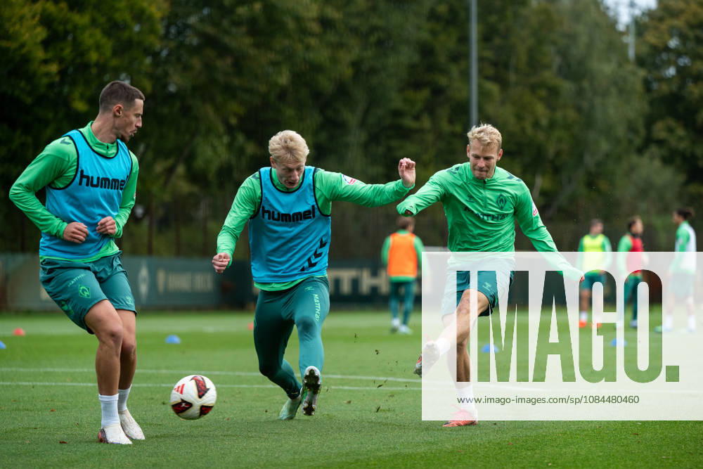GER, Soccer, Men s, 1st Bundesliga, 2026–2027 season, Training, SV Werder Bremen Marco Grüll Werder Bremen, No. 17 with the ball in a tackle with Oskar Wojcik Bremen, No. 03, Marco Friedl Werder Bremen, No. 32 Bremen Training Ground Weserstadion Bremen Germany
