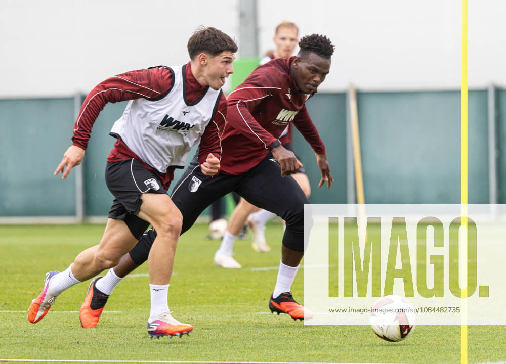 Mert Kömür (FC Augsburg 36) in a running duel against Juma Bah (FC Augsburg 35) FC Augsburg, Training,