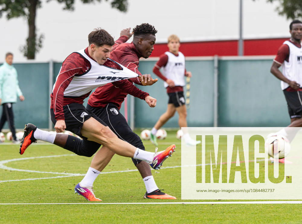 Mert Kömür, FC Augsburg 36, shot on goal against Juma Bah, FC Augsburg 35, FC Augsburg, practice,