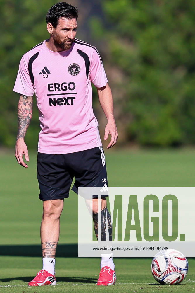 FORT LAUDERDALE, FL - OCTOBER 13: Inter Miami CF forward Lionel Messi (10) is seen during an Inter Miami Training Session at Florida Blue Training Center on October 13, 2026 in Fort Lauderdale, Florida. (Photo by Chris Arjoon Icon Sportswire) SOCCER: OCT 13 Inter Miami CF Training Icon2610130000009