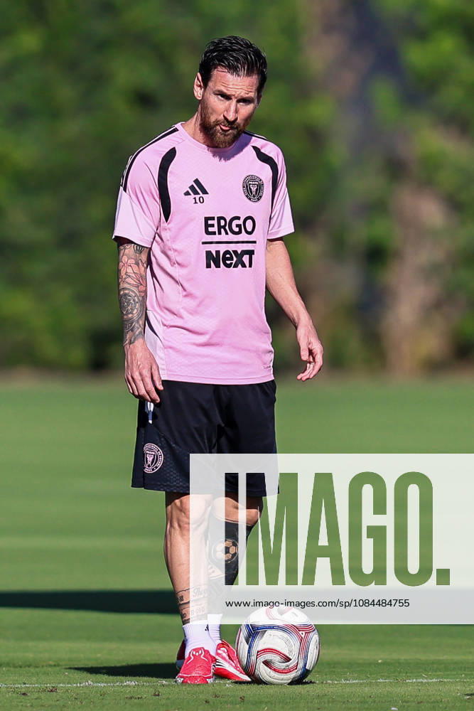 FORT LAUDERDALE, FL - OCTOBER 13: Inter Miami CF forward Lionel Messi (10) is seen during an Inter Miami Training Session at Florida Blue Training Center on October 13, 2026 in Fort Lauderdale, Florida. (Photo by Chris Arjoon Icon Sportswire) SOCCER: OCT 13 Inter Miami CF Training Icon2610130000011