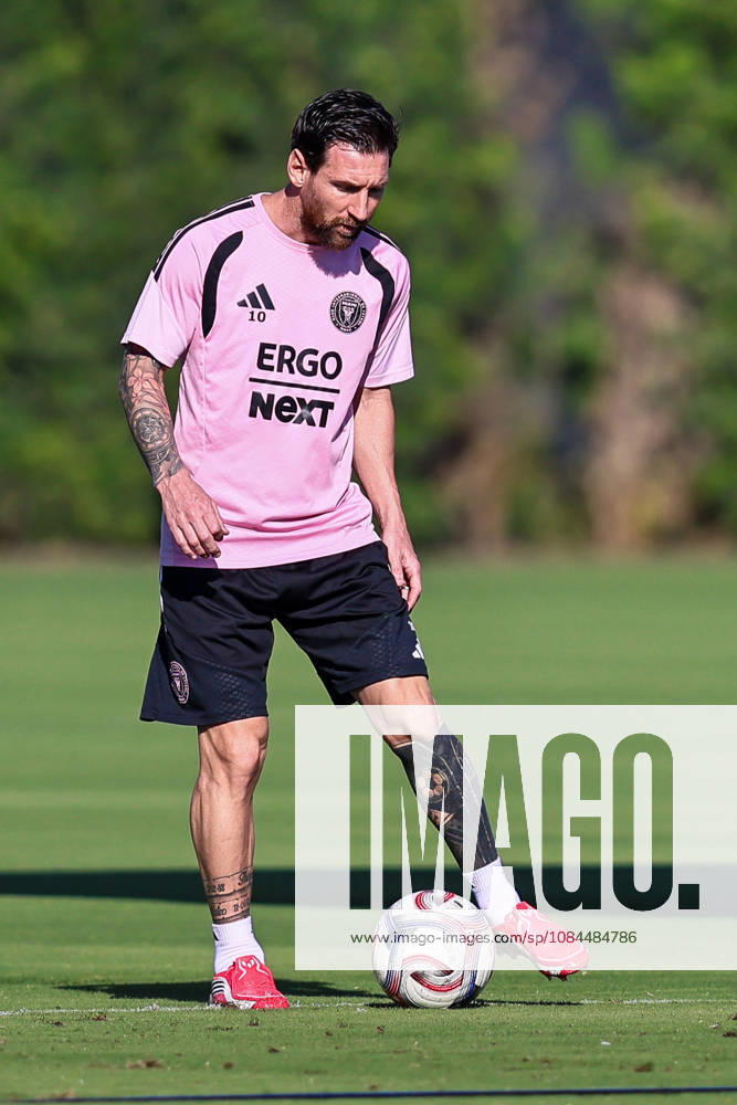 FORT LAUDERDALE, FL - OCTOBER 13: Inter Miami CF forward Lionel Messi (10) is seen during an Inter Miami Training Session at Florida Blue Training Center on October 13, 2026 in Fort Lauderdale, Florida. (Photo by Chris Arjoon Icon Sportswire) SOCCER: OCT 13 Inter Miami CF Training Icon2610130000012