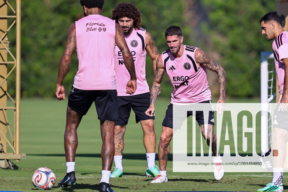 FORT LAUDERDALE, FL - OCTOBER 13: Inter Miami CF midfielder Rodrigo de Paul (7) is seen during an Inter Miami Training Session at Florida Blue Training Center on October 13, 2026 in Fort Lauderdale, Florida. (Photo by Chris Arjoon Icon Sportswire) SOCCER: OCT 13 Inter Miami CF Training Icon2610130000035
