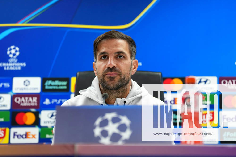Press conference, PK, Pressekonferenz Champions League Como 1907 2026 2027 Rotterdam - Coach Cesc Fabregas of Como 1907 looks on during a press conference before the Champions League match against Feyenoord Rotterdam. The press conference is set at Stadion Feijenoord on 13 October 2026 in Rotterdam, Netherlands. (Hero Images Yannick Verhoeven)