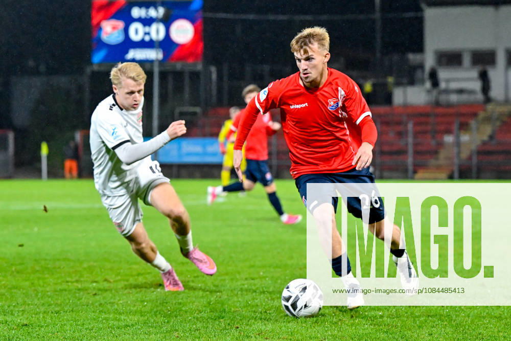 From left: Maximilian Seemueller (Landsberg), 11 Andy Breuer (Unterhaching), 26 in a one-on-one, duel, tackle, dynamic, action, 13 10 2026, Unterhaching, Germany, soccer, Bavarian Regional League, SpVgg Unterhaching vs. TSV 1882 Landsberg