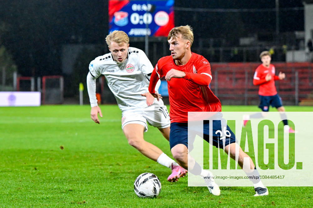 From left: Maximilian Seemueller (Landsberg), 11 Andy Breuer (Unterhaching), 26 in a one-on-one, duel, tackle, dynamic, action, 13 10 2026, Unterhaching, Germany, soccer, Bavarian Regional League, SpVgg Unterhaching vs. TSV 1882 Landsberg