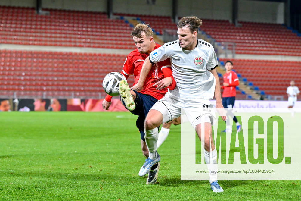 From left: Andy Breuer (Unterhaching), 26; Leon Bucher (Landsberg), 20; in a one-on-one battle, duel, tackle, dynamic, action, 13, 10, 2026, Unterhaching, Germany, soccer, Bavarian Regional League, SpVgg Unterhaching vs. TSV 1882 Landsberg