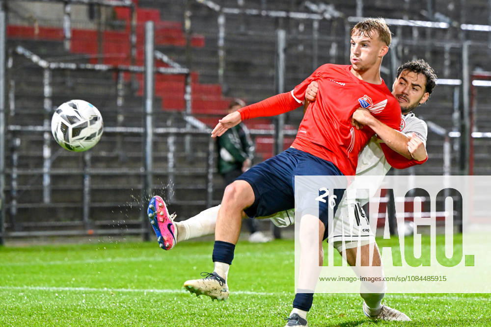 From left: Andy Breuer (Unterhaching), 26; Maximilian Holdenrieder (Landsberg), 14; in a one-on-one battle, duel, tackle, dynamic, action, 13, 10, 2026, Unterhaching, Germany, soccer, Bavarian Regional League, SpVgg Unterhaching vs. TSV 1882 Landsberg