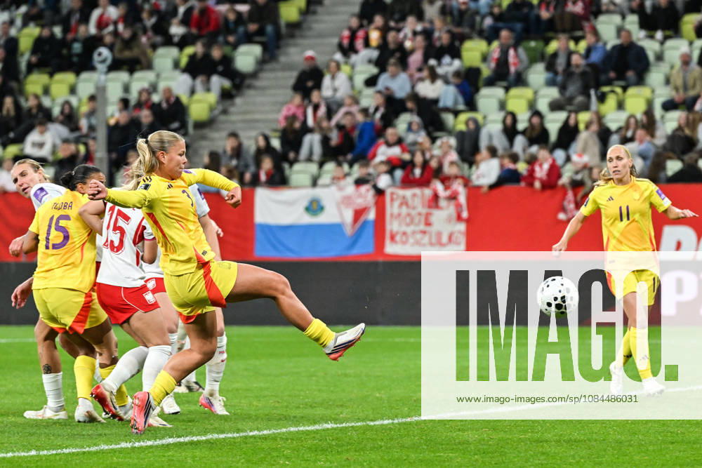 POLAND VS BELGIUM Amy Littel (3) of Belgium scores 1-1 and Belgium celebrate during a female soccer game between the national teams of Poland and Belgium , called the Red Flames , in the play-offs round 1 and 2nd leg for the European qualifiers , on Tuesday 13 October 2026 in Gdansk , POLAND . PHOTO SPORTPIX Stijn Audooren Sportpix.be Gdansk Polsat Plus Arena POLAND