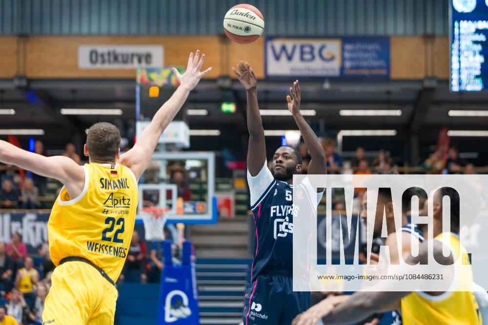 Borisa Simanic (MBC), 22, Davion Bailey (Bristol), 5, Syntainics (MBC) vs. Bristol Flyers, European North Basketball League (ENBL), October 27, 2026, Germany, United Kingdom, October 13, 2026, Weissenfels Stadthalle, Saxony-Anhalt, Germany