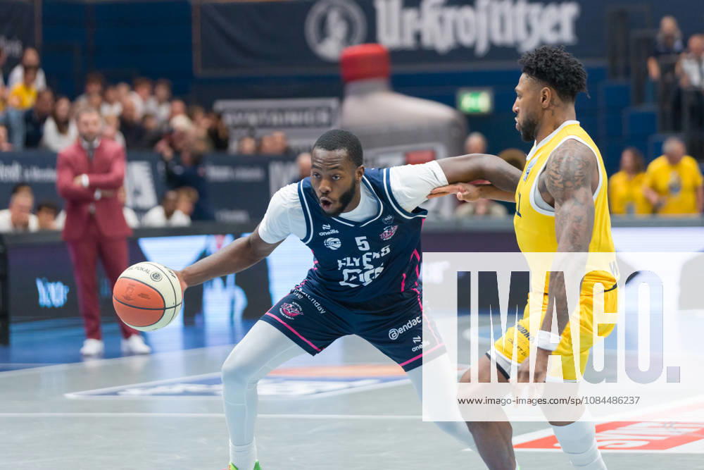 Davion Bailey Bristol, 5, Anthony Gaines MBC, 11, Syntainics MBC vs. Bristol Flyers, European North Basketball League (ENBL), October 27, 2026, Germany, United Kingdom, October 13, 2026, Weissenfels Stadthalle, Saxony-Anhalt, Germany
