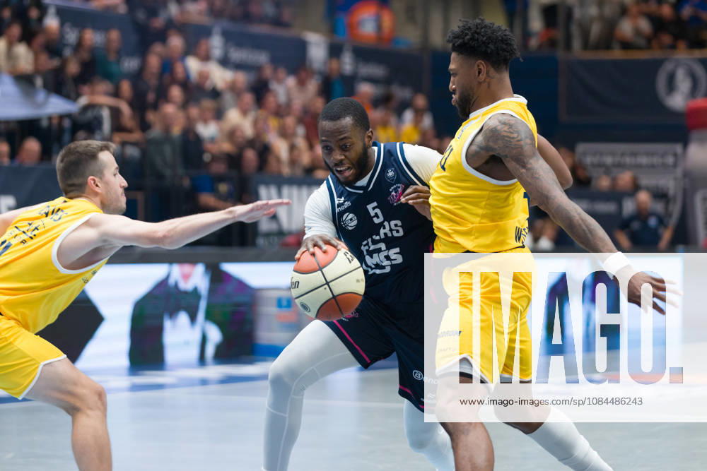 Spencer Reaves MBC, 31, Davion Bailey Bristol, 5, Anthony Gaines MBC, 11, Syntainics MBC vs. Bristol Flyers, European North Basketball League (ENBL), October 27, 2026, Germany, United Kingdom, October 13, 2026, Weissenfels Stadthalle, Saxony-Anhalt, Germany