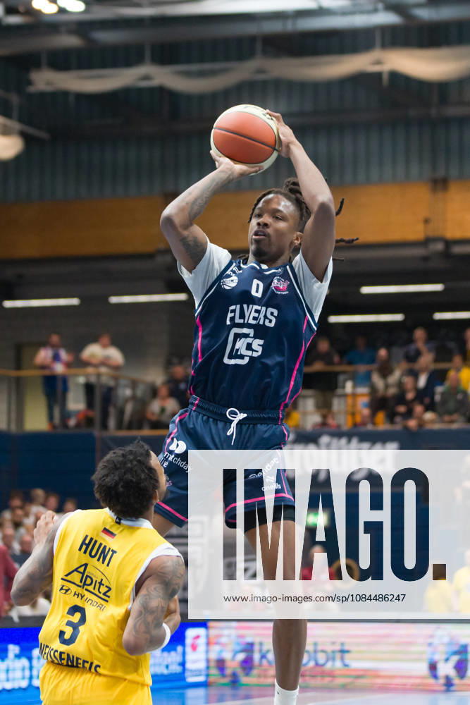 DeLonnie Hunt MBC, 3, Cam Holden Bristol, 0, Syntainics MBC vs. Bristol Flyers, European North Basketball League (ENBL), October 27, 2026, Germany, United Kingdom, October 13, 2026, Weissenfels Stadthalle, Saxony-Anhalt, Germany