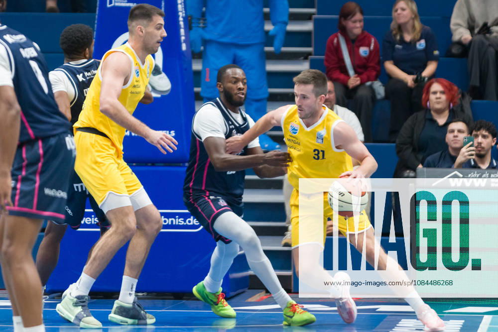 Jure Planinic (MBC), 44, Davion Bailey (Bristol), 5, Spencer Reaves (MBC), 31, Syntainics (MBC) vs. Bristol Flyers, European North Basketball League (ENBL), October 27, 2026, Germany, United Kingdom, October 13, 2026, Weissenfels Stadthalle, Saxony-Anhalt, Germany