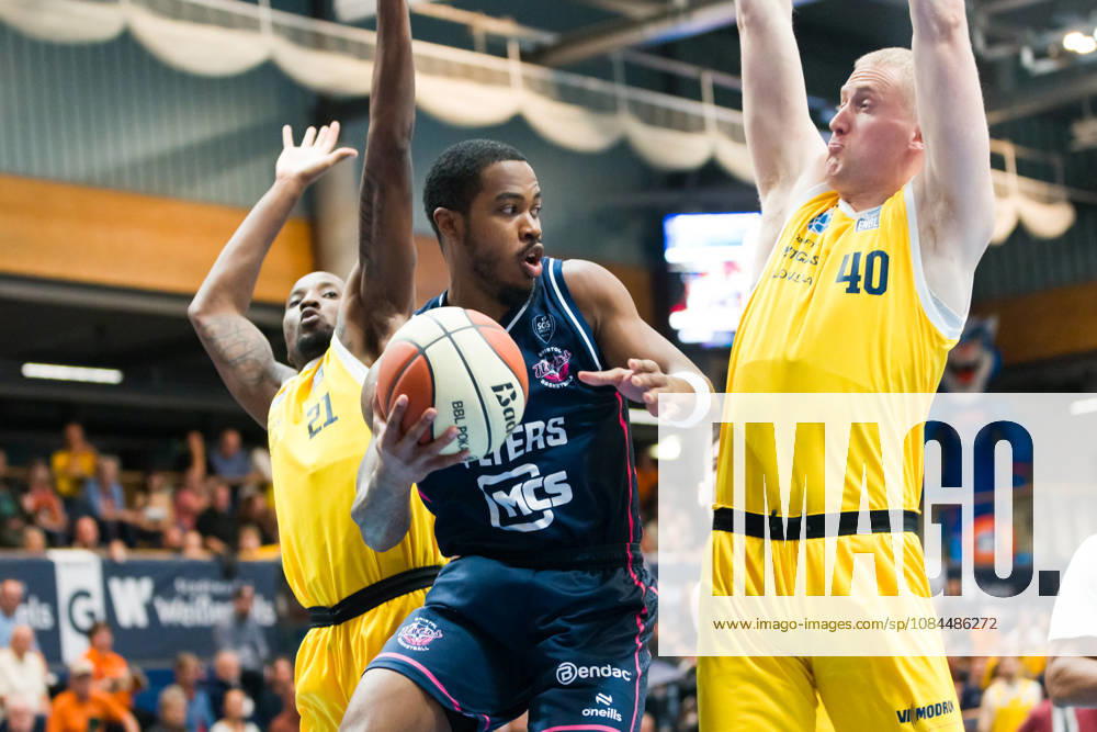 Kris Clyburn (MBC), 21, Kasen Jennings (Bristol), 13, Collin Welp (MBC), 40, Syntainics (MBC) vs. Bristol Flyers, European North Basketball League (ENBL), October 27, 2026, Germany, United Kingdom, October 13, 2026, Weissenfels Stadthalle, Saxony-Anhalt, Germany