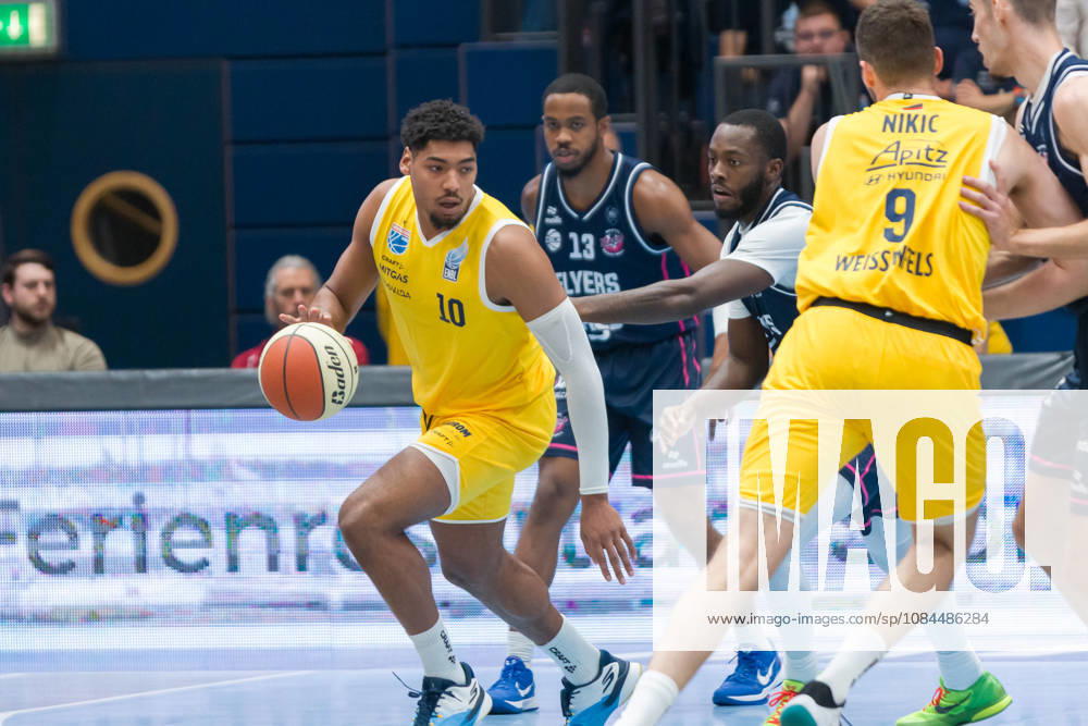 Kostja Mushidi (MBC), 10, Kasen Jennings (Bristol), 13, Davion Bailey (Bristol), 5, Kresimir Nikic (MBC), 9, Syntainics (MBC) vs. Bristol Flyers, European North Basketball League (ENBL), 2026–27, Germany, United Kingdom, October 13, 2026, Weissenfels Stadthalle, Saxony-Anhalt, Germany