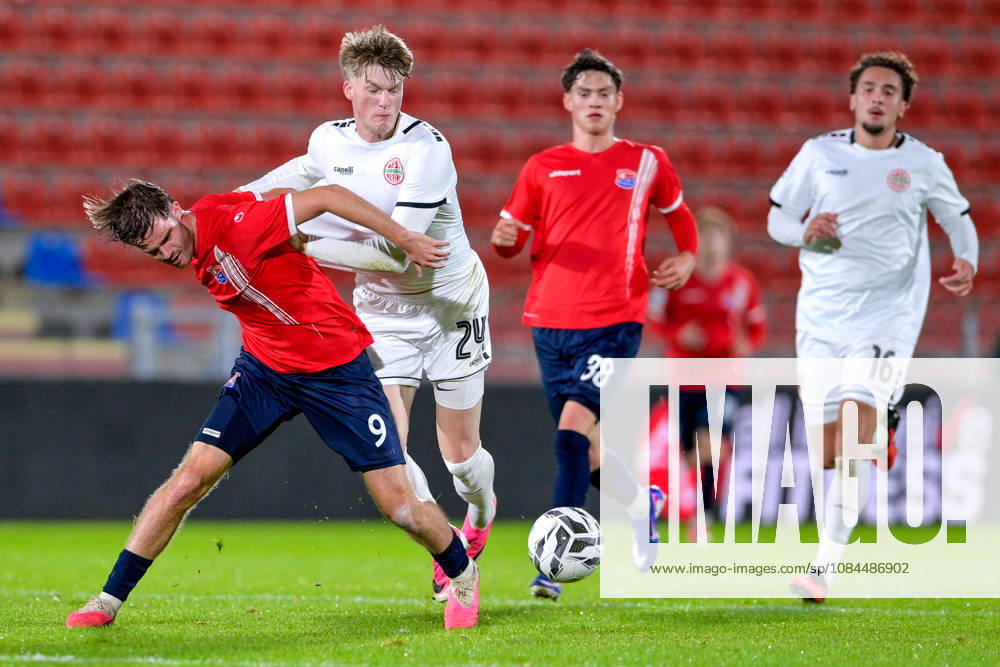 From left: Jeroen Krupa (Unterhaching), 9 Benedikt Kuhn (Landsberg), 24 in a one-on-one, duel, tackle, dynamic, action, 13 10 2026, Unterhaching, Germany, soccer, Bavarian Regional League, SpVgg Unterhaching vs. TSV 1882 Landsberg