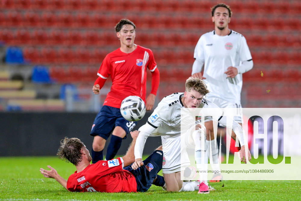 From left: Jeroen Krupa (Unterhaching), 9 Benedikt Kuhn (Landsberg), 24 in a one-on-one, duel, tackle, dynamic, action, 13 10 2026, Unterhaching, Germany, soccer, Bavarian Regional League, SpVgg Unterhaching vs. TSV 1882 Landsberg