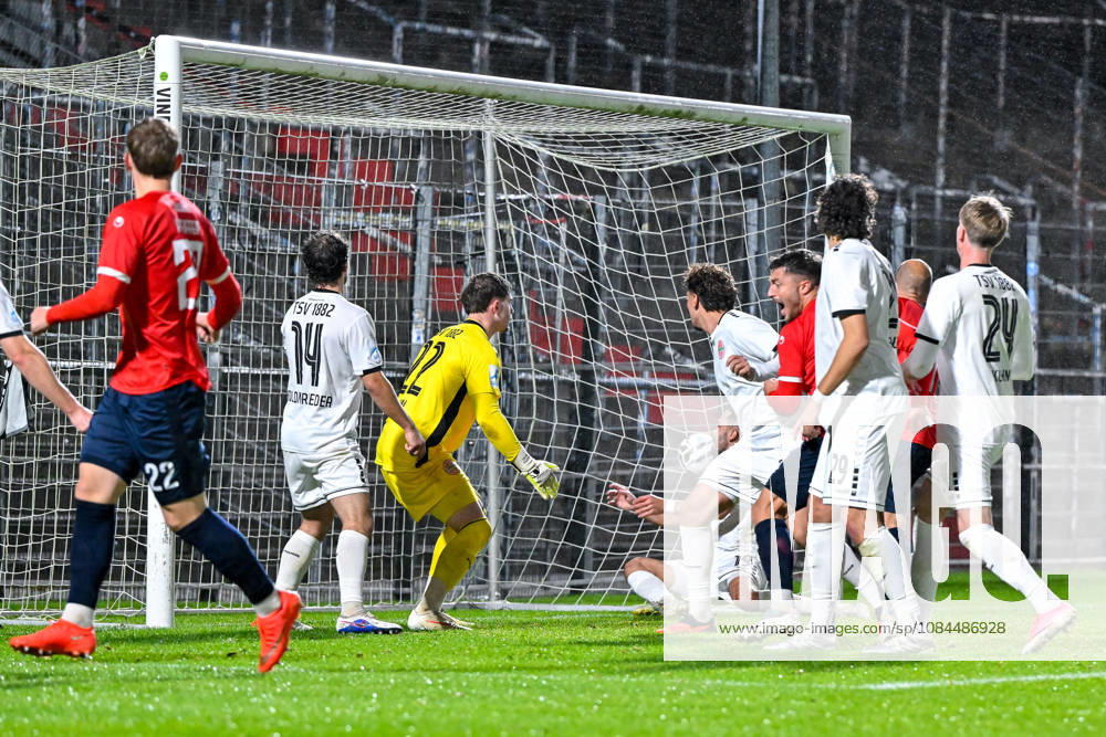 Cornelius Pfeiffer of Unterhaching (No. 22, left) watches his header as it finds the back of the net, October 13, 2026, Unterhaching, Germany, Soccer, Bavarian Regional League, SpVgg Unterhaching vs. TSV 1882 Landsberg