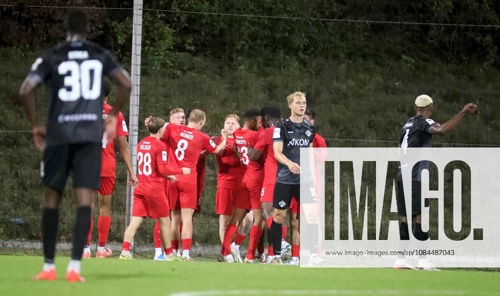 Men s, Soccer, 2026–2027 Season, 3rd Division, Matchday 9: TSV Havelse vs. FC Würzburger Kickers; from left: Tarsis Bonga (FC Würzburger Kickers); TSV Havelse players celebrating a goal; goal celebration; Celebrating the 2–0 goal by Kwasi Wriedt (TSV Havelse), Louis Breunig (FC Würzburger Kickers), Nathan de Medina (FC Würzburger Kickers), Eilenriedestadion, Hanover, Lower Saxony, Germany