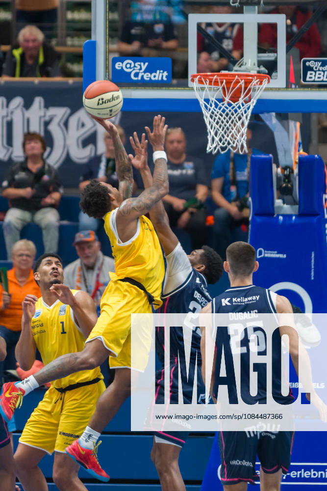 DeLonnie Hunt MBC, 3, Malcom Delpeche Bristol, 22, Milos Dugalic Bristol, 25, Syntainics MBC vs. Bristol Flyers, European North Basketball League (ENBL), October 27, 2026, Germany, United Kingdom, October 13, 2026, Weissenfels Stadthalle, Saxony-Anhalt, Germany
