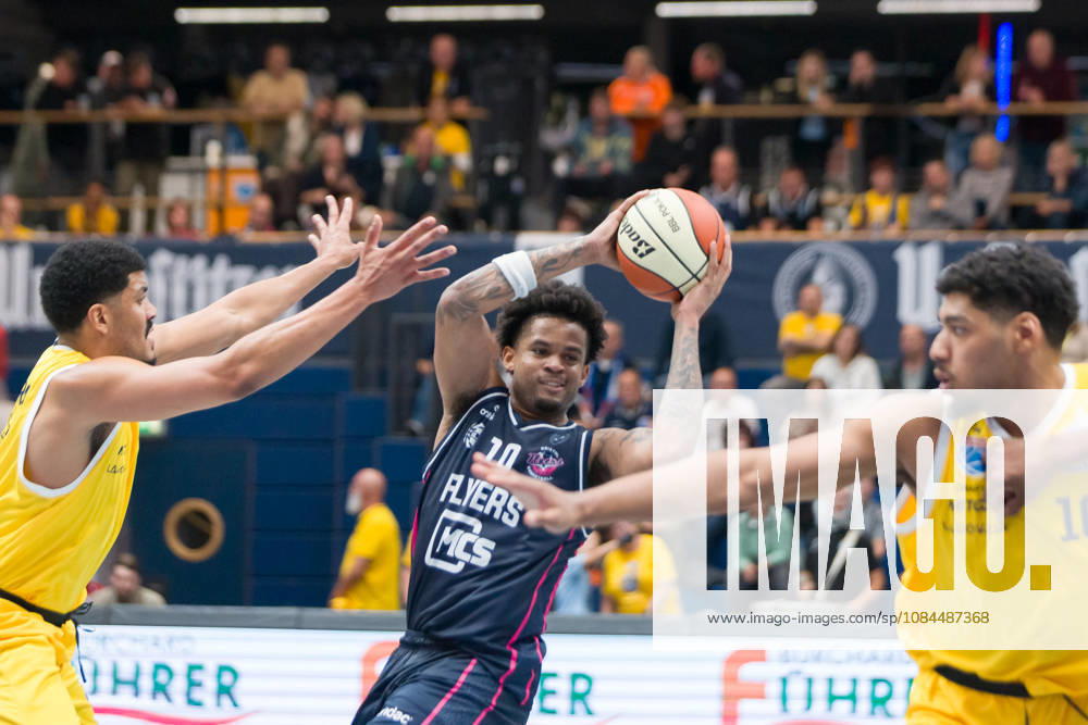 Gabriel de Oliveira (MBC), 1, Zach Anderson (Bristol), 10, Kostja Mushidi (MBC), 10, Syntainics (MBC) vs. Bristol Flyers, European North Basketball League (ENBL), 2026–27, Germany, United Kingdom, October 13, 2026, Weissenfels Stadthalle, Saxony-Anhalt, Germany