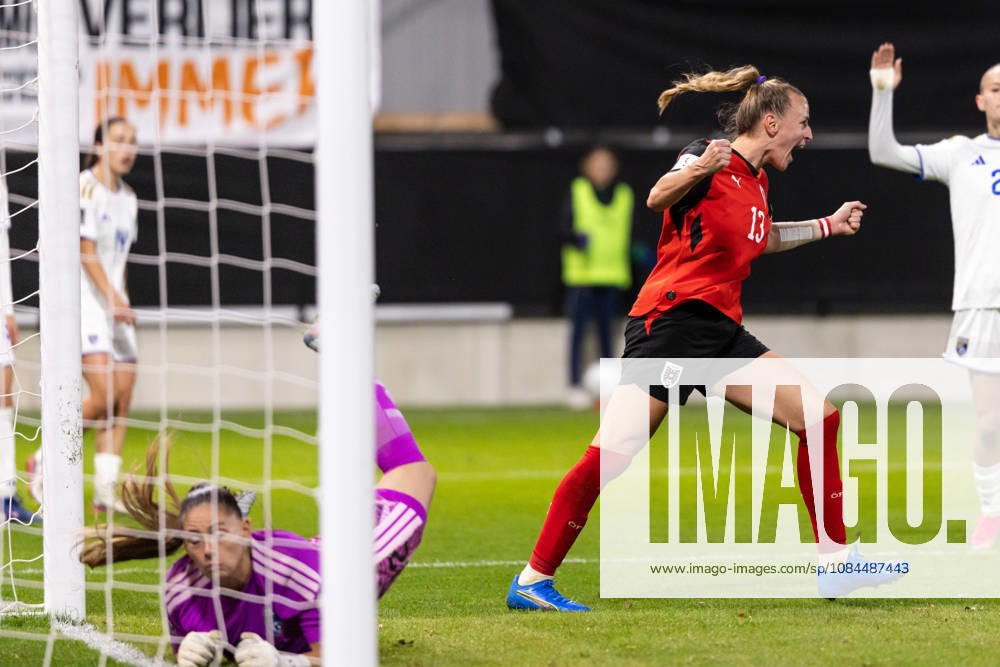 SOCCER - FIFA World Cup, WM, Weltmeisterschaft, Fussball 2027, quali, AUT vs KOS VIENNA,AUSTRIA,13.OCT.26 - SOCCER - FIFA Women s World Cup 2027, european qualifiers, OEFB international match, Länderspiel, Nationalmannschaft Austria vs Kosovo. Image shows Lea Kramoviku (KOS) and the rejoicing of Virginia Kirchberger (AUT). GEPAxpictures Rauthner